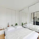 A C 2P Apartment With Terrace And View Of Paris