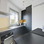A C 2P Apartment With Terrace And View Of Paris